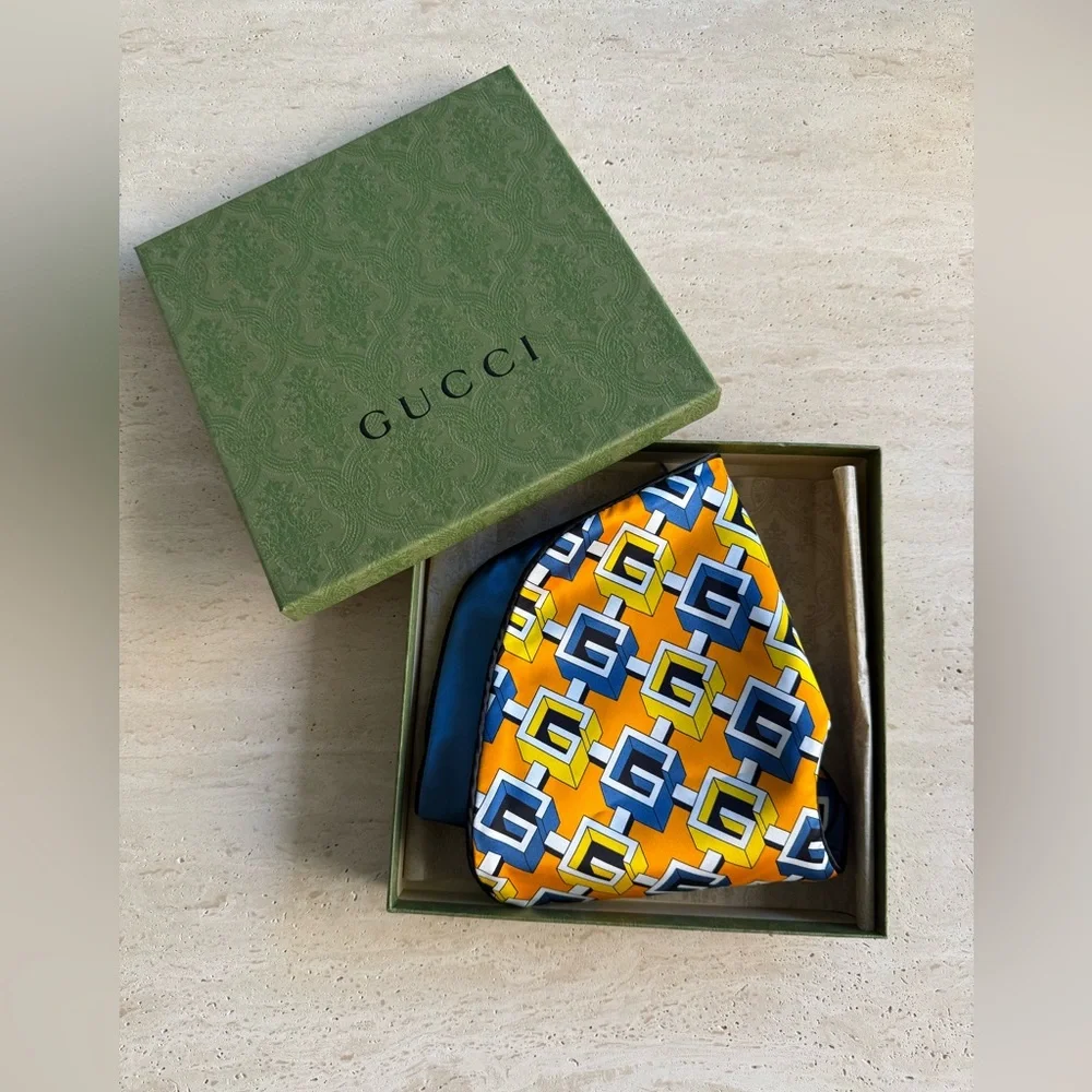 NWB Gucci Geometric G Print Silk Travel Inflatable Pillow💝